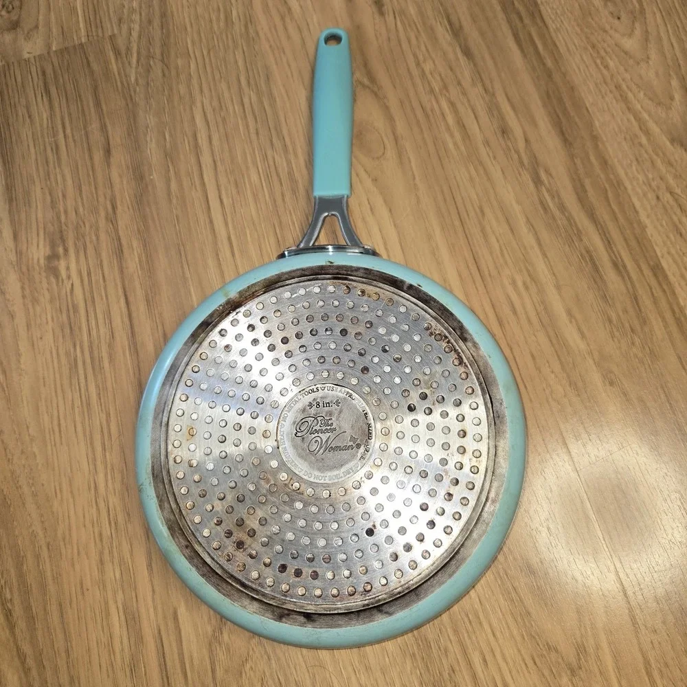 Pioneer Woman Teal and White 8 Inch Skillet with Silicone‎ Handle